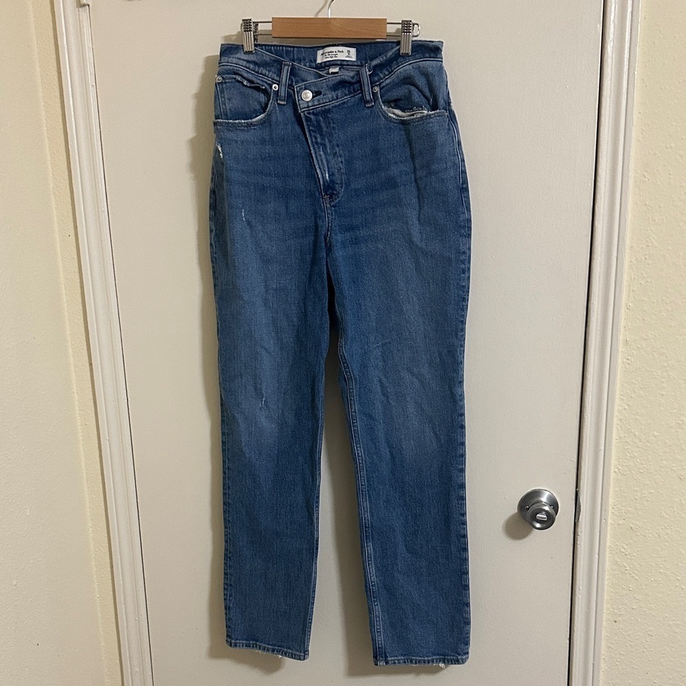 EUC Abercrombie & Fitch Curve Love 90s Straight Ultra High Rise Jeans 28/6‎